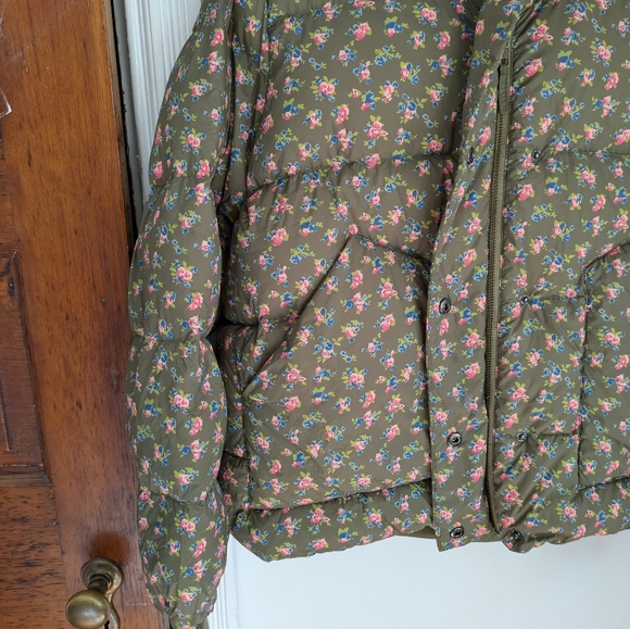 THE GREAT. Down Puffer Jacket in Cypress Basin Floral - Picture 2 of 12